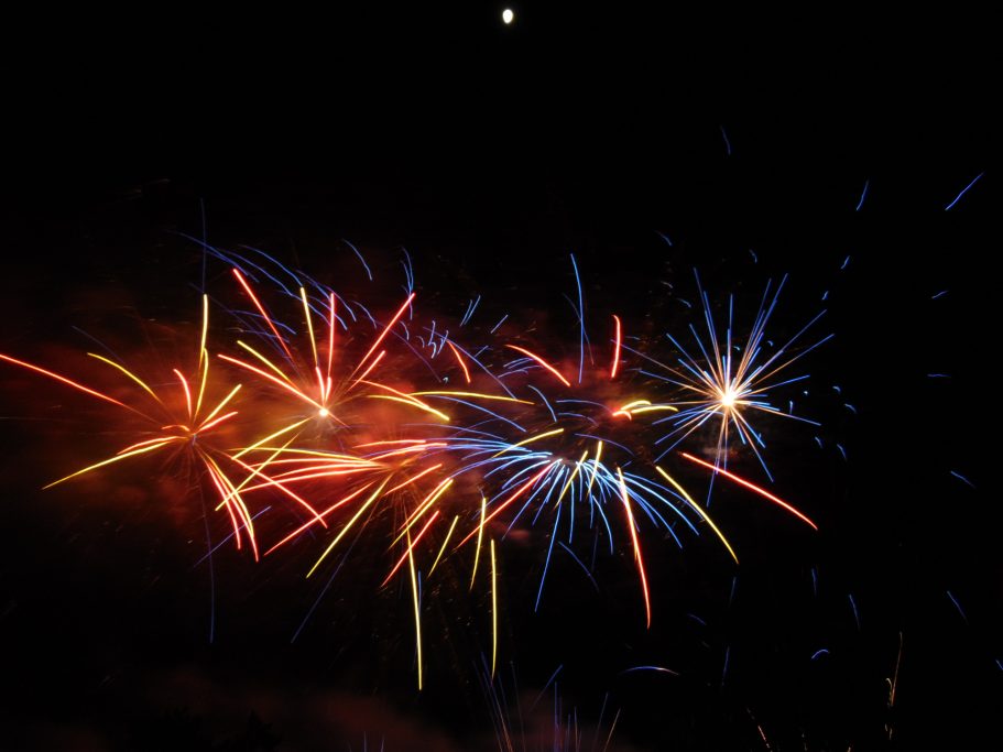 Feuerwerk mit roten & blauen Effekten