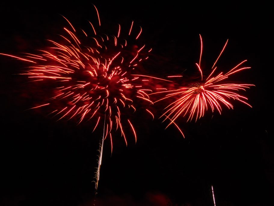 Feuerwerk mit roten Effekten